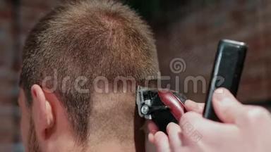 男式理发用电动剃须刀.. 把头发修剪整齐的发型收起来。 专业理发师理发